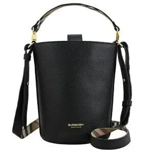 BURBERRY ブラック バッグ Horseshoe Backpack in Black - Women | Burberry® Official
